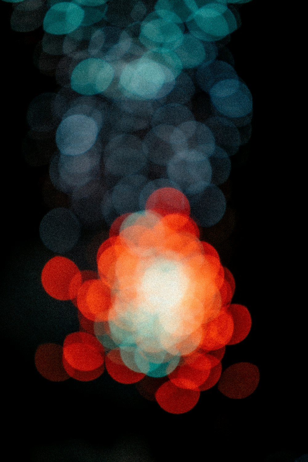 a blurry photo of a street light