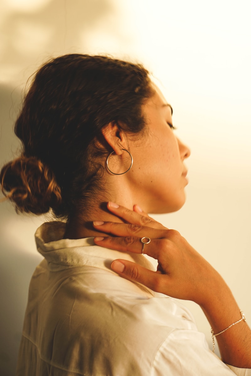 Donna si massaggia il collo