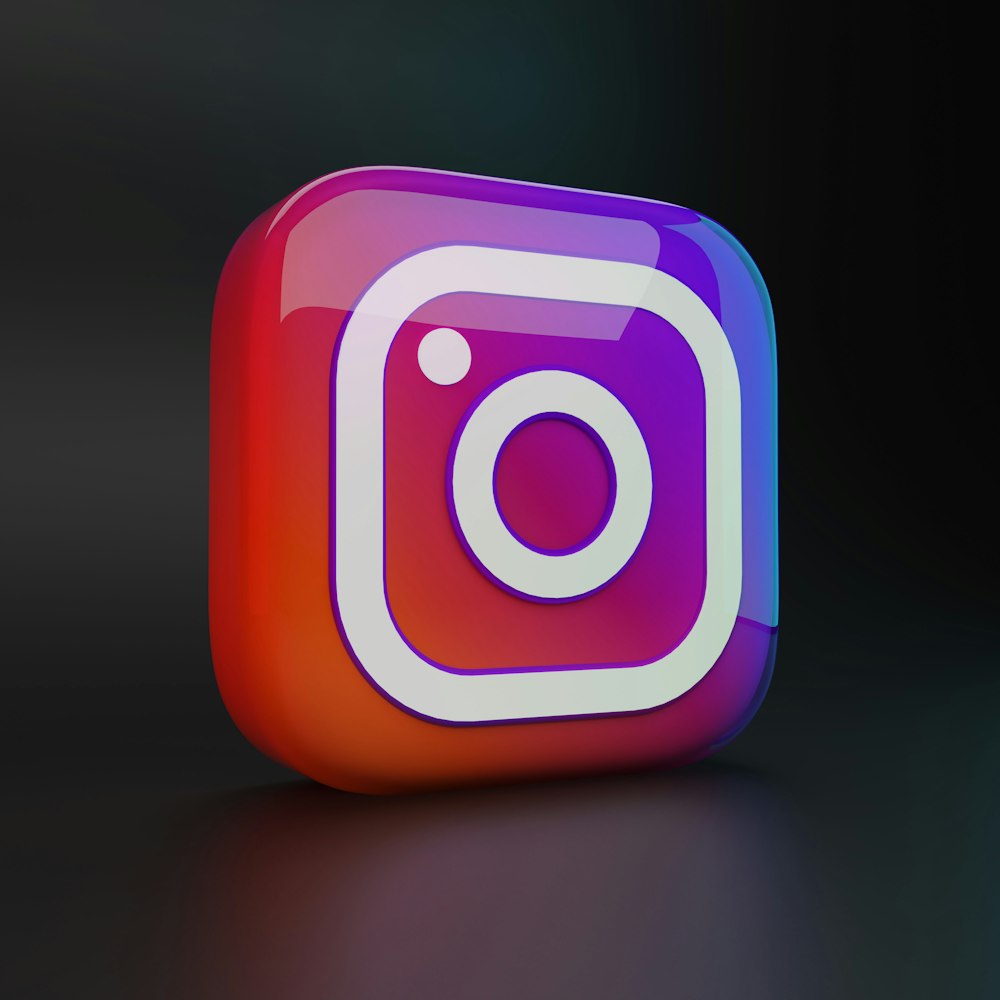 Un'icona colorata di Instagram su sfondo nero