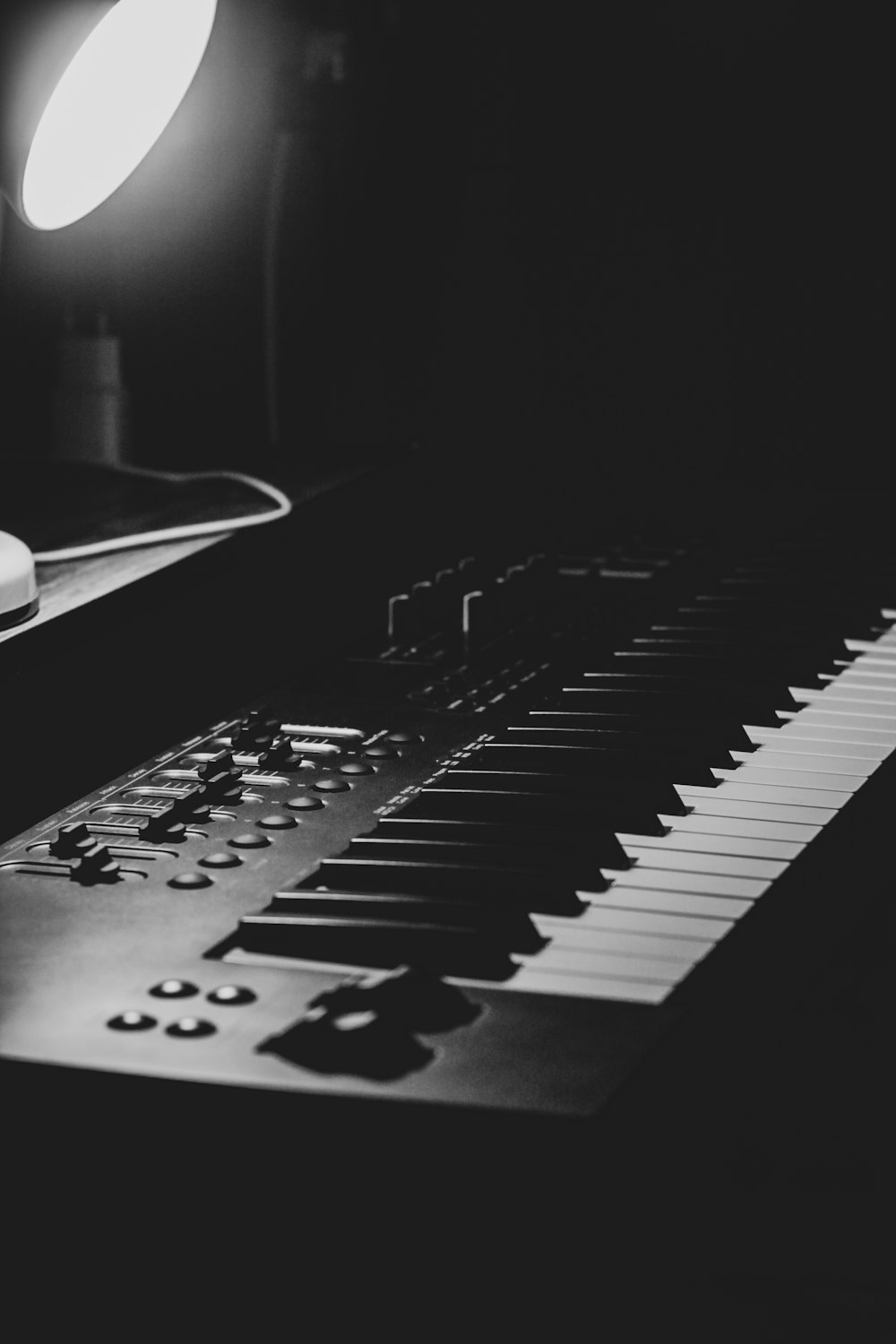 Une photo en noir et blanc d’un clavier