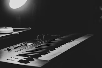a black and white photo of a keyboard