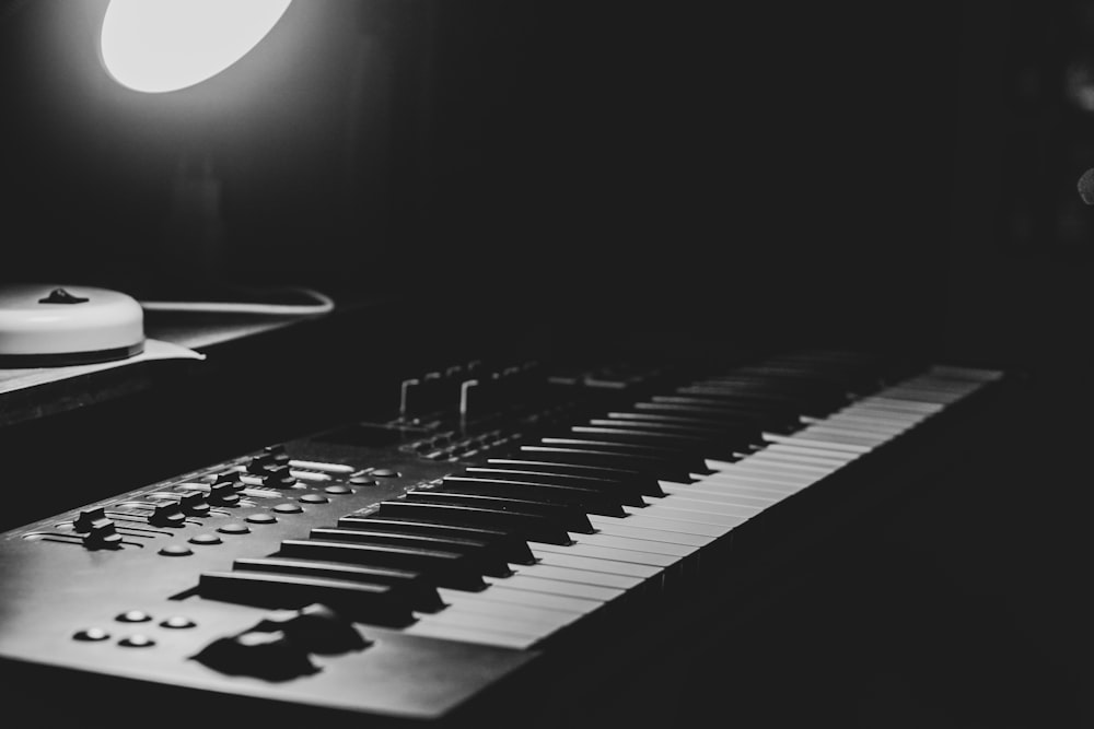 a black and white photo of a keyboard