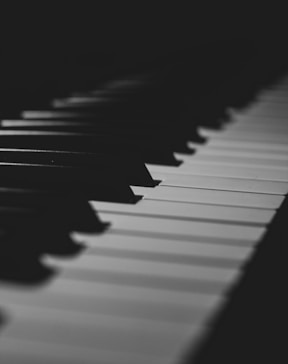 a black and white photo of a piano