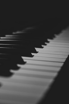 a black and white photo of a piano