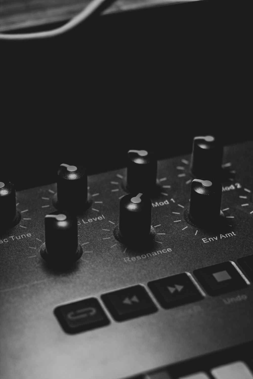 Una foto en blanco y negro de un panel de control