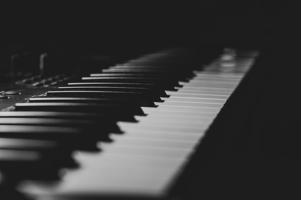 Une photo en noir et blanc d’un piano