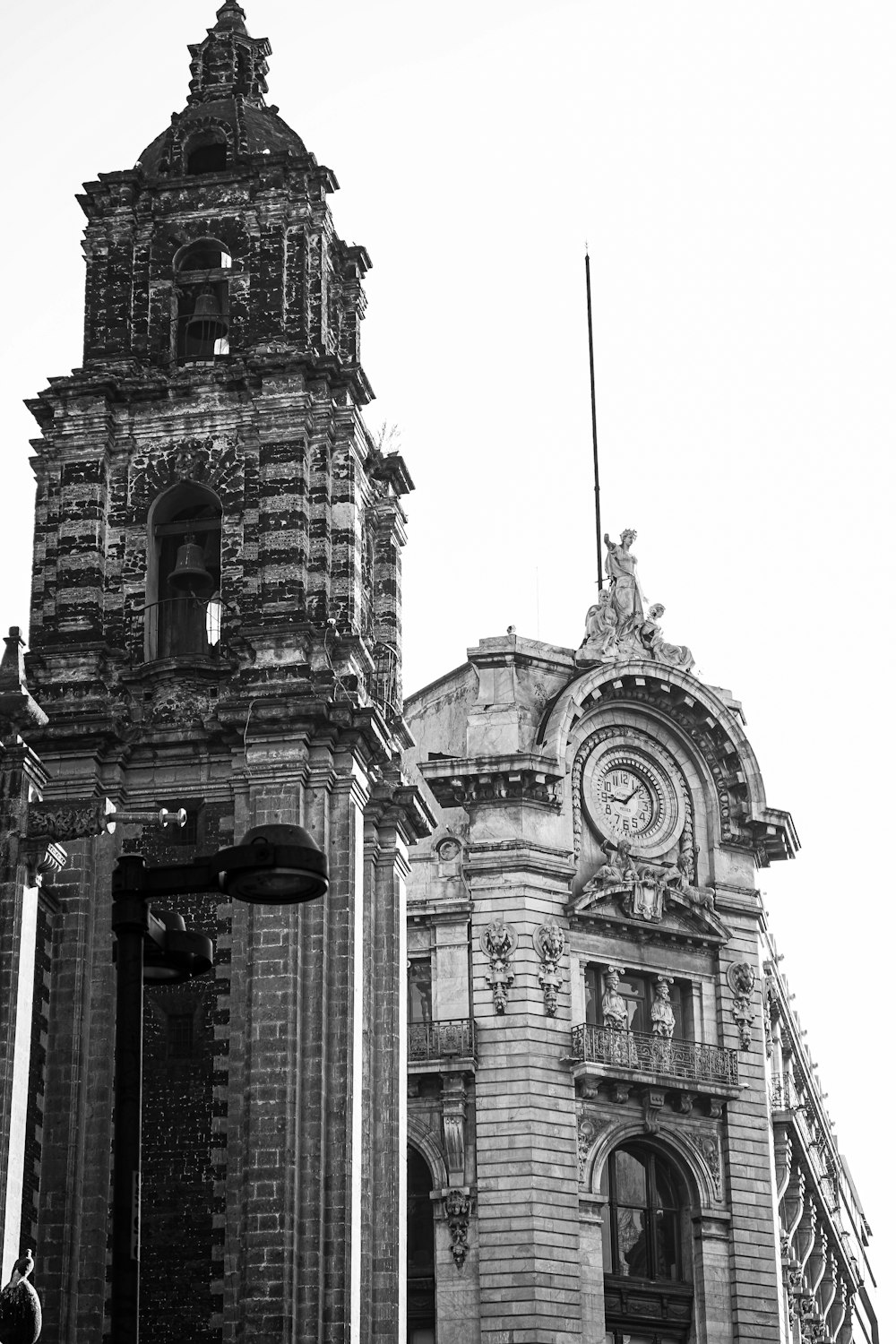 시계탑이있는 건물의 흑백 사진