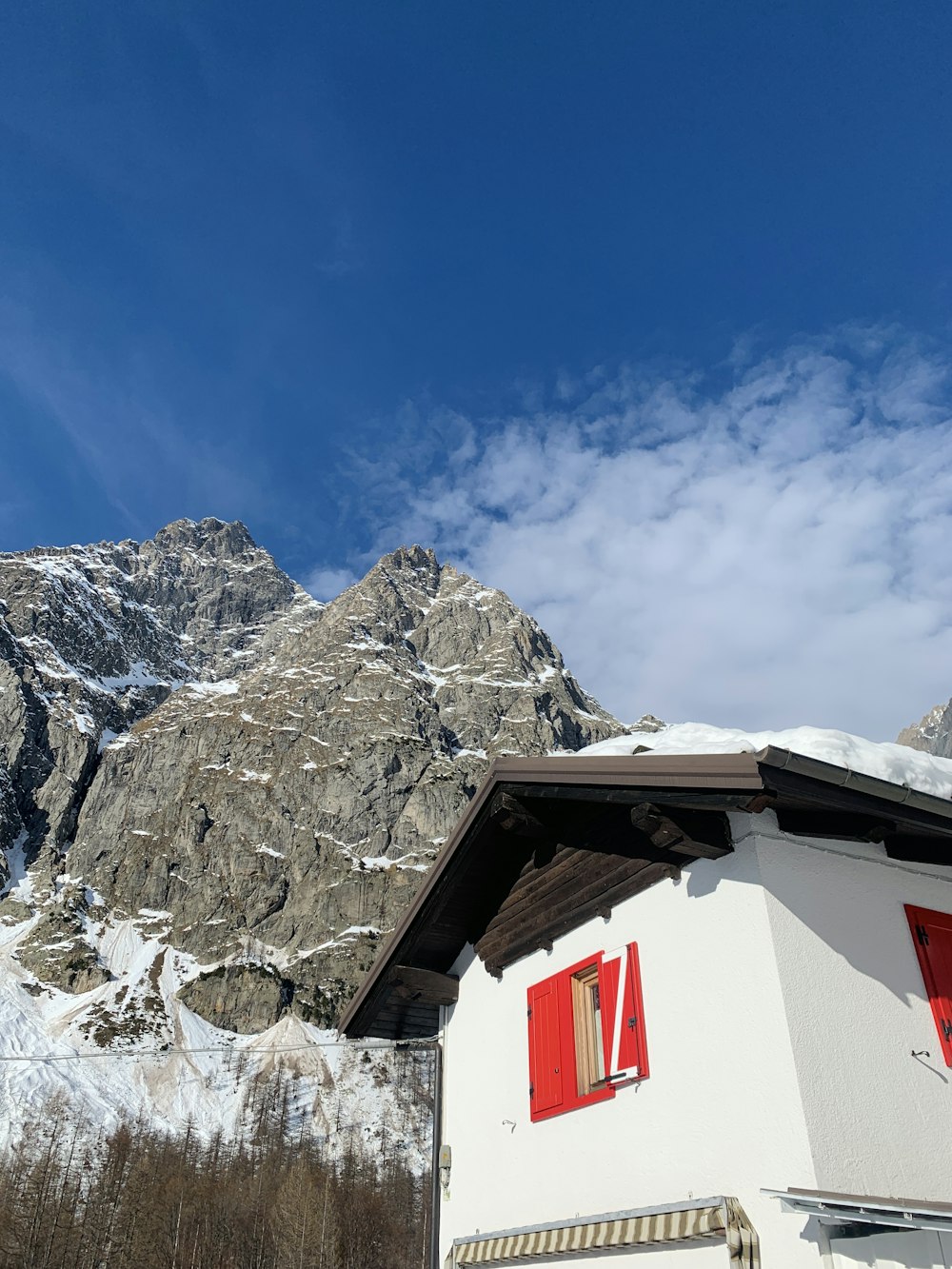 Ein Gebäude mit einem Berg im Hintergrund