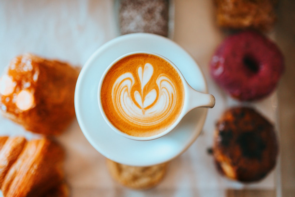 eine Tasse Kaffee und ein paar Donuts auf einem Tisch