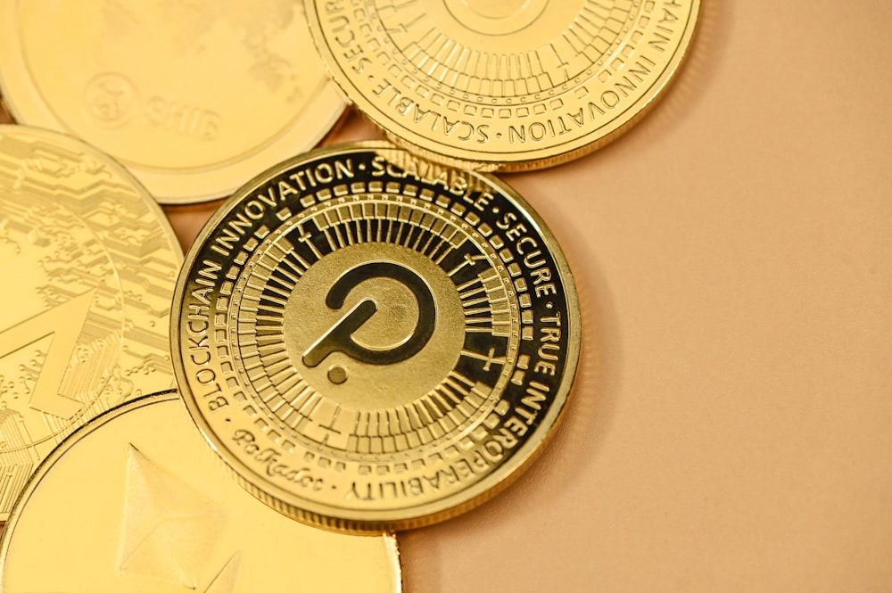 um close up de um monte de moedas de ouro