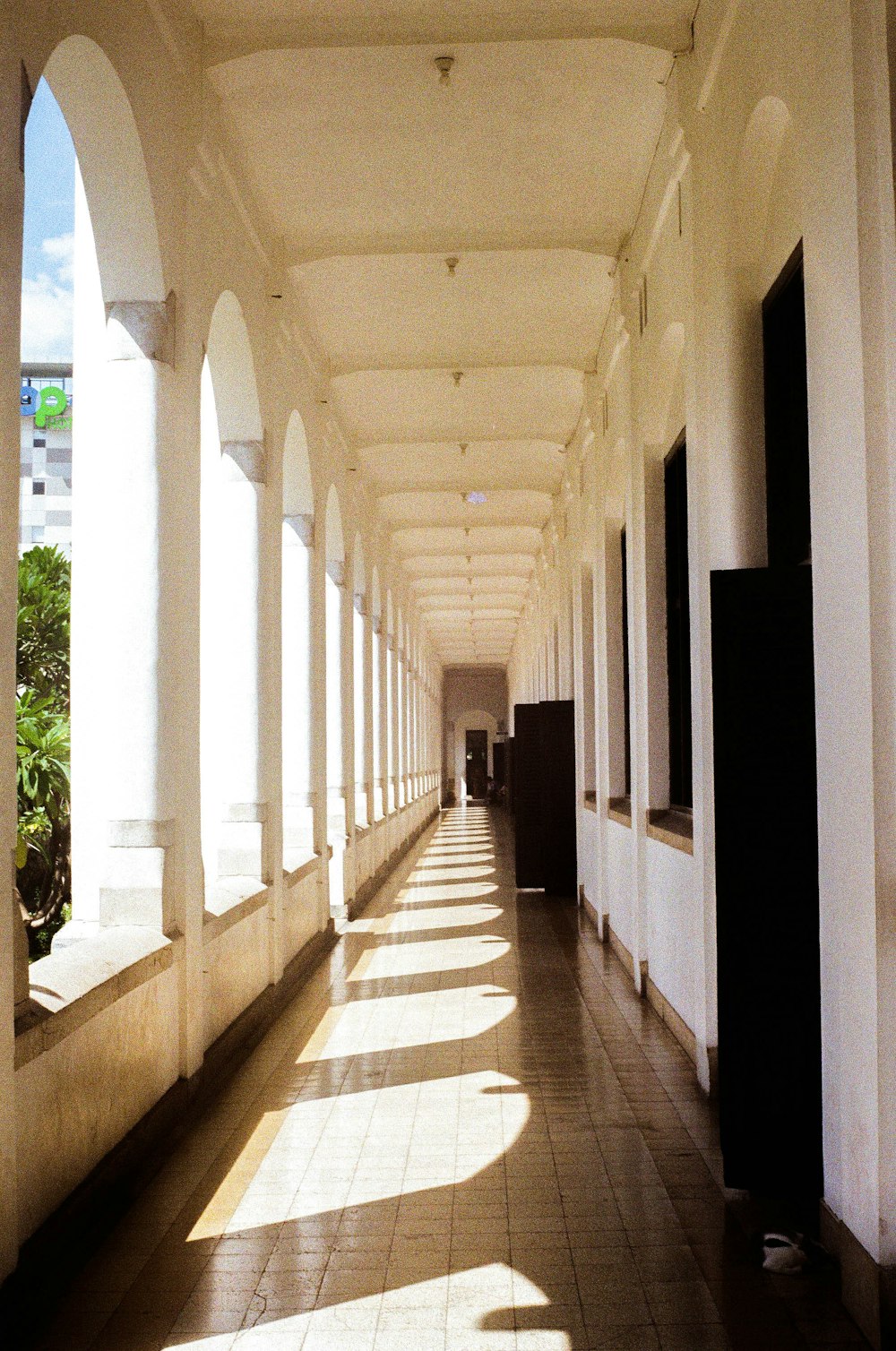 柱と窓が並ぶ長い廊下