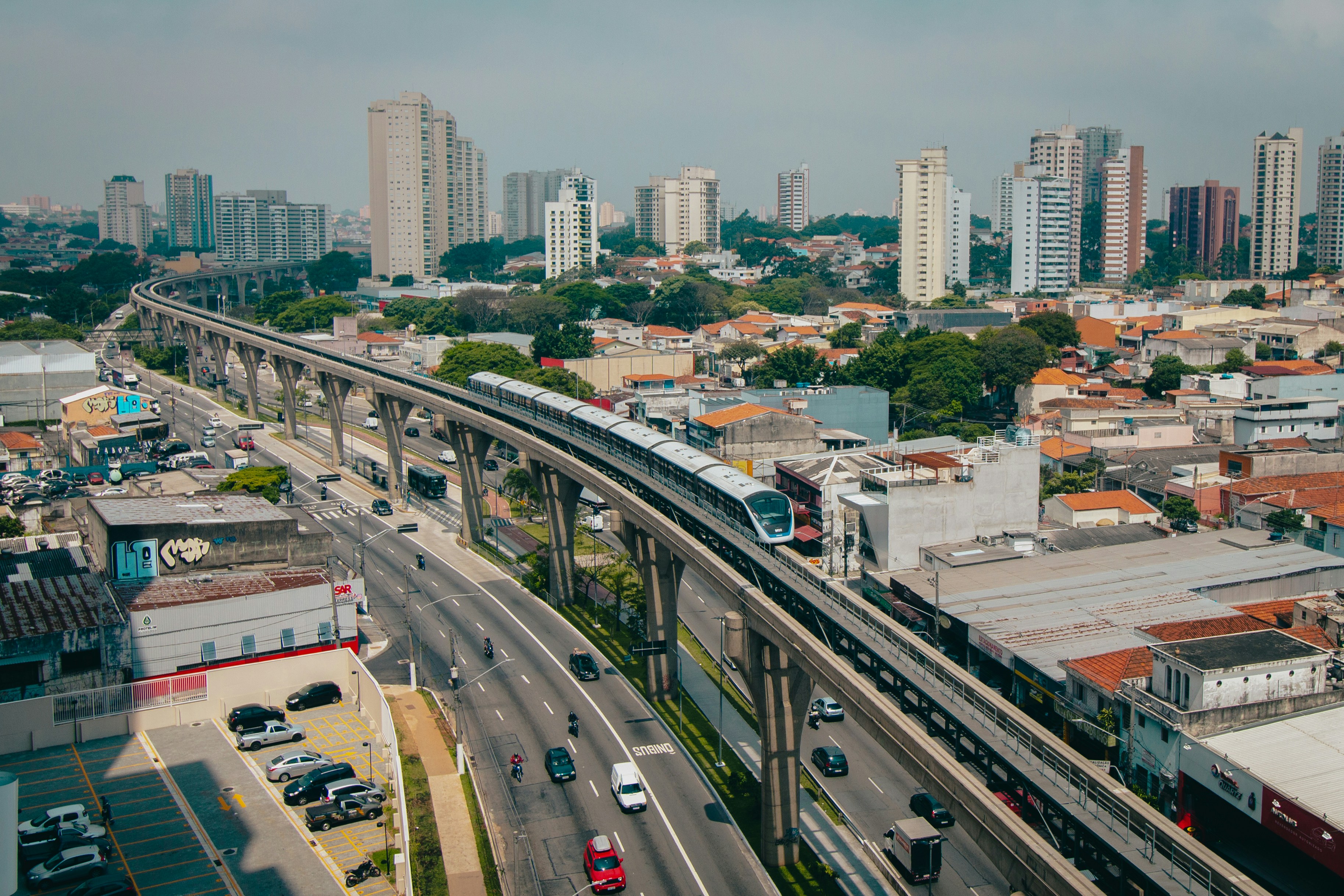 線路上に電車がある街の空中写真