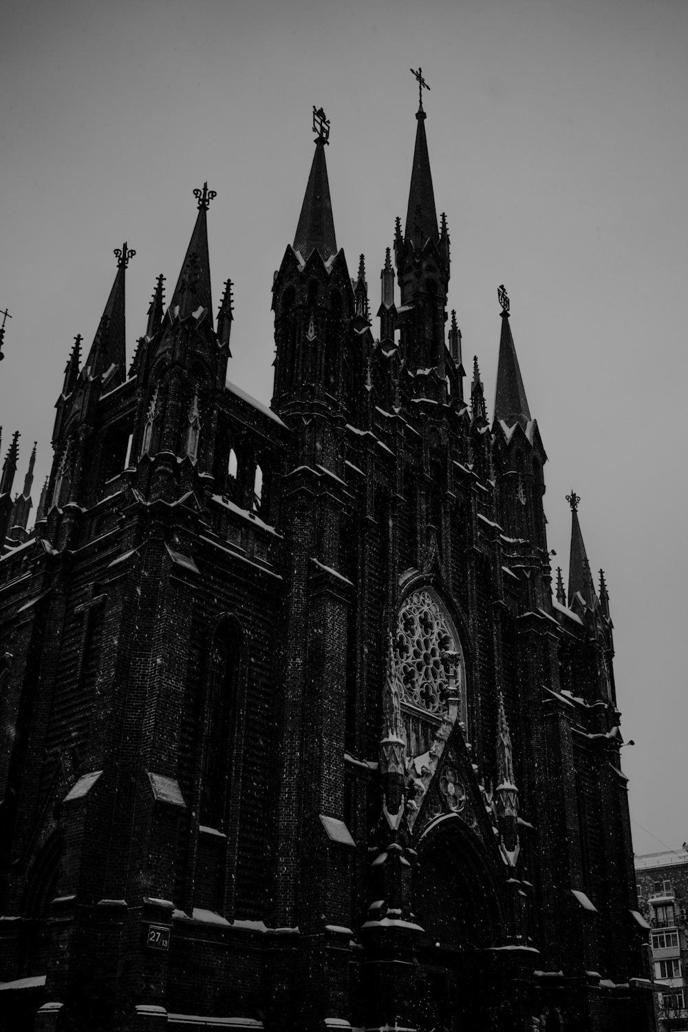 Ein Schwarz-Weiß-Foto einer gotischen Kirche