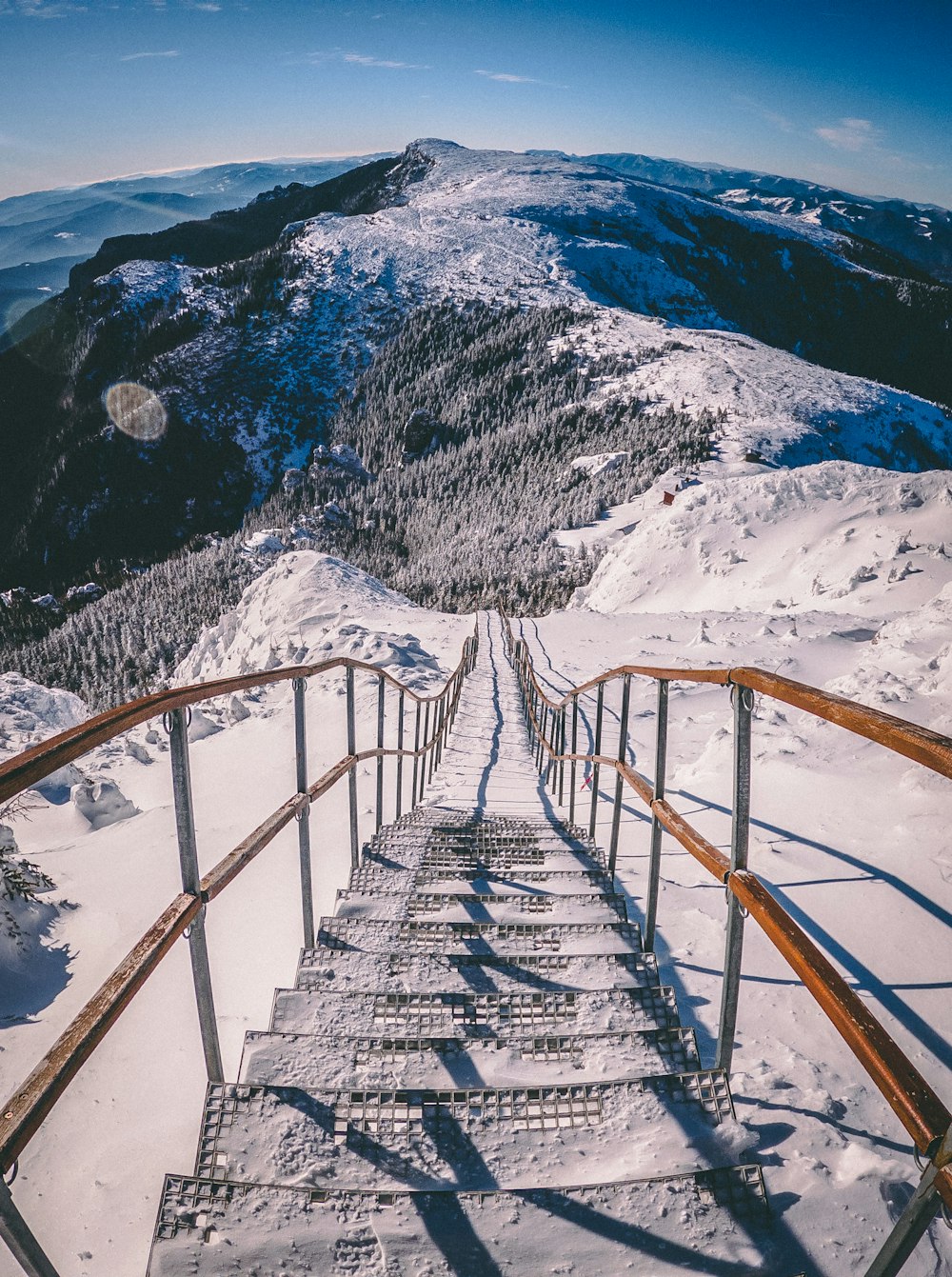 un escalier menant au sommet d’une montagne enneigée