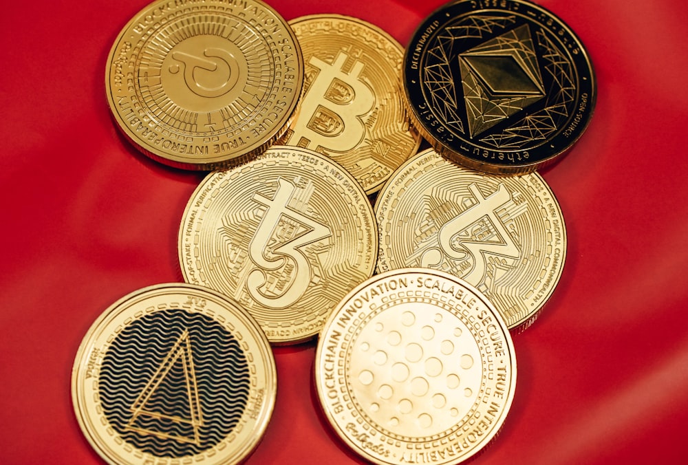 Ein Haufen Bitcoins sitzt auf einem roten Tuch