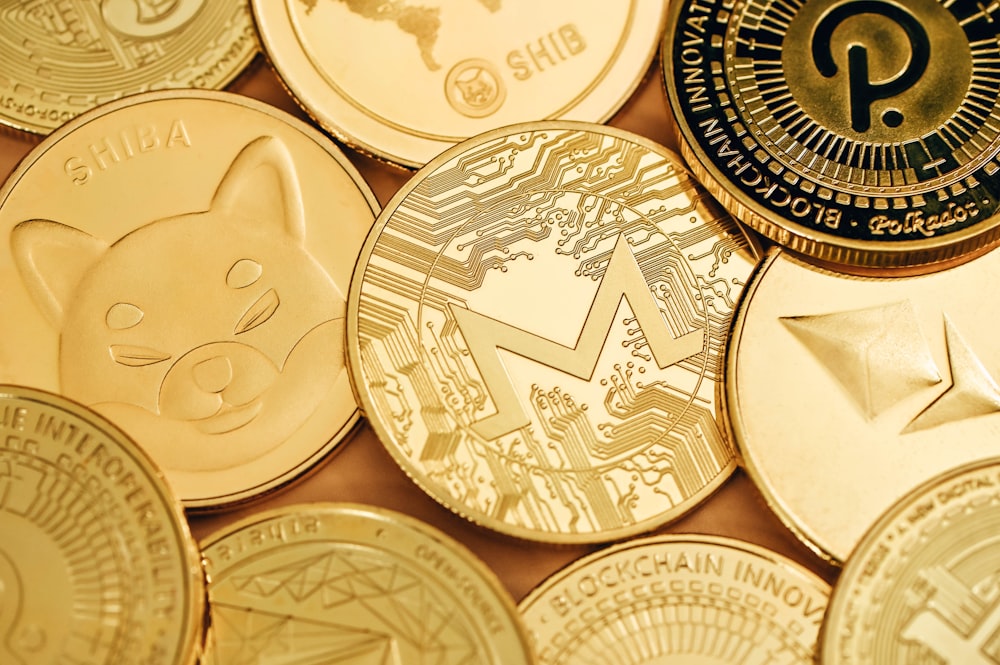 um close up de uma pilha de moedas de ouro