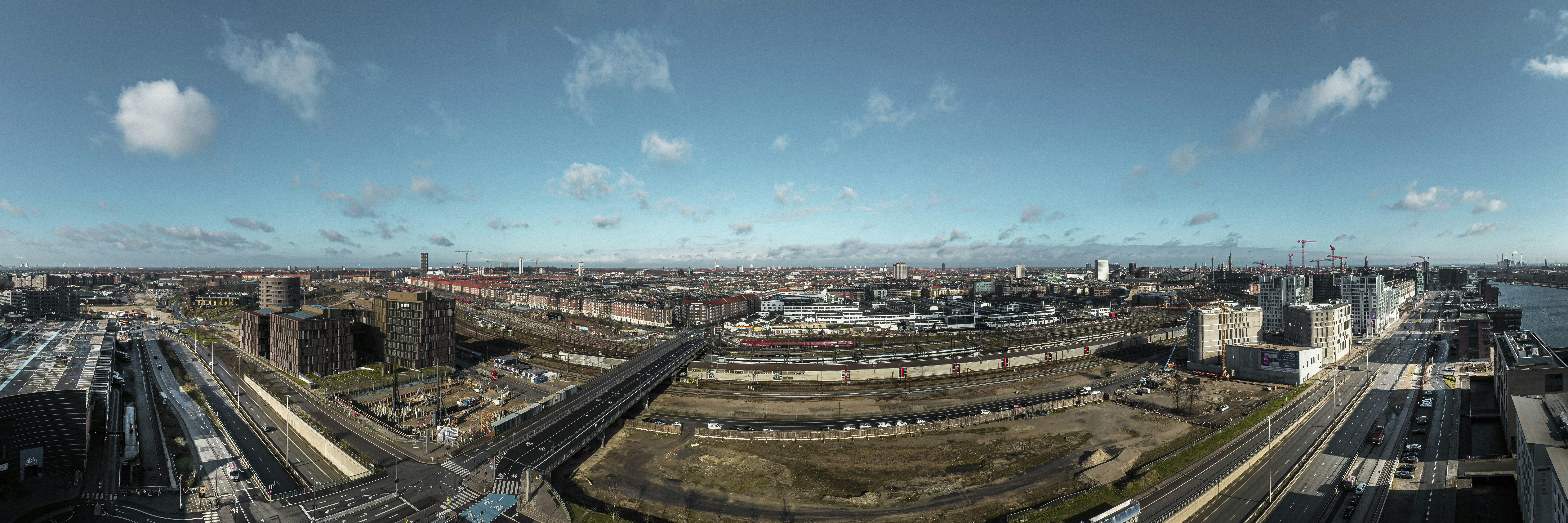 uma vista panorâmica de uma cidade com um rio que a atravessa