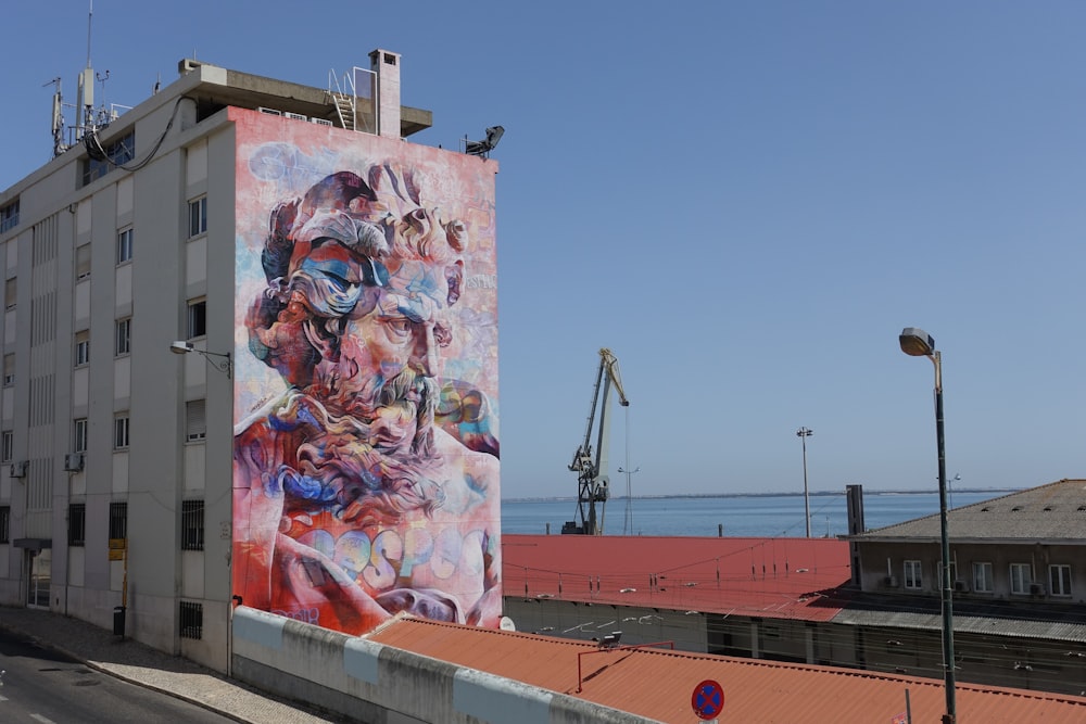 Un gran mural en el costado de un edificio