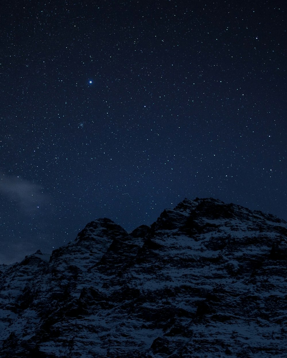 Der Nachthimmel mit Sternen über einem Berg