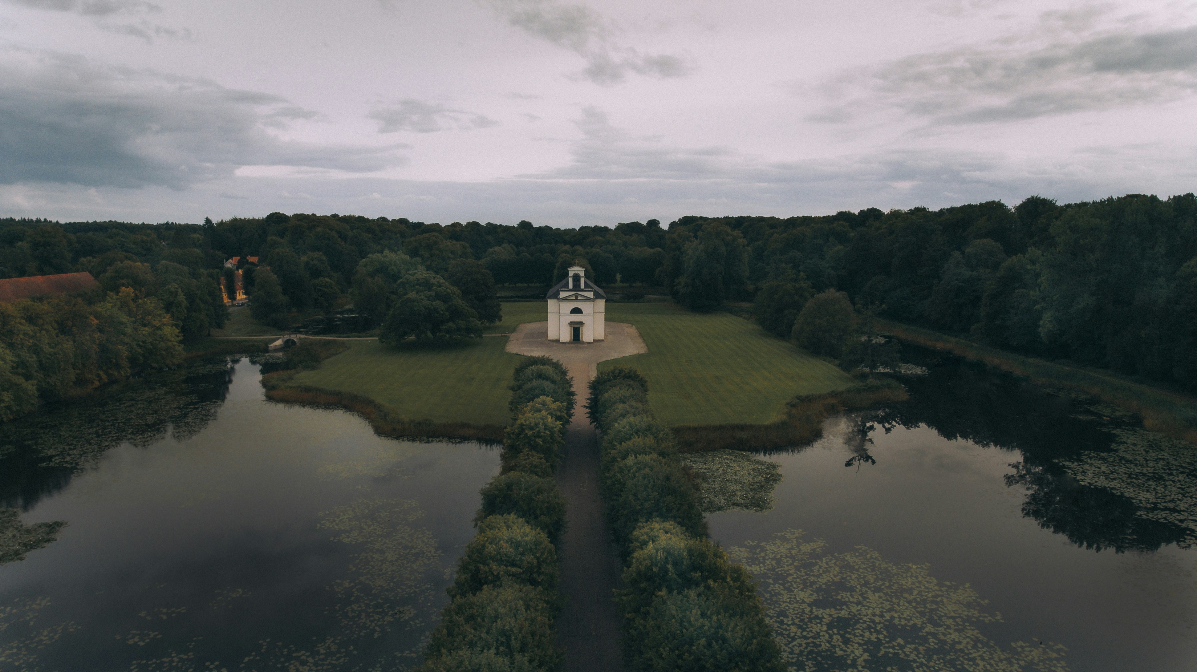 uma vista aérea de uma pequena igreja no meio de um lago