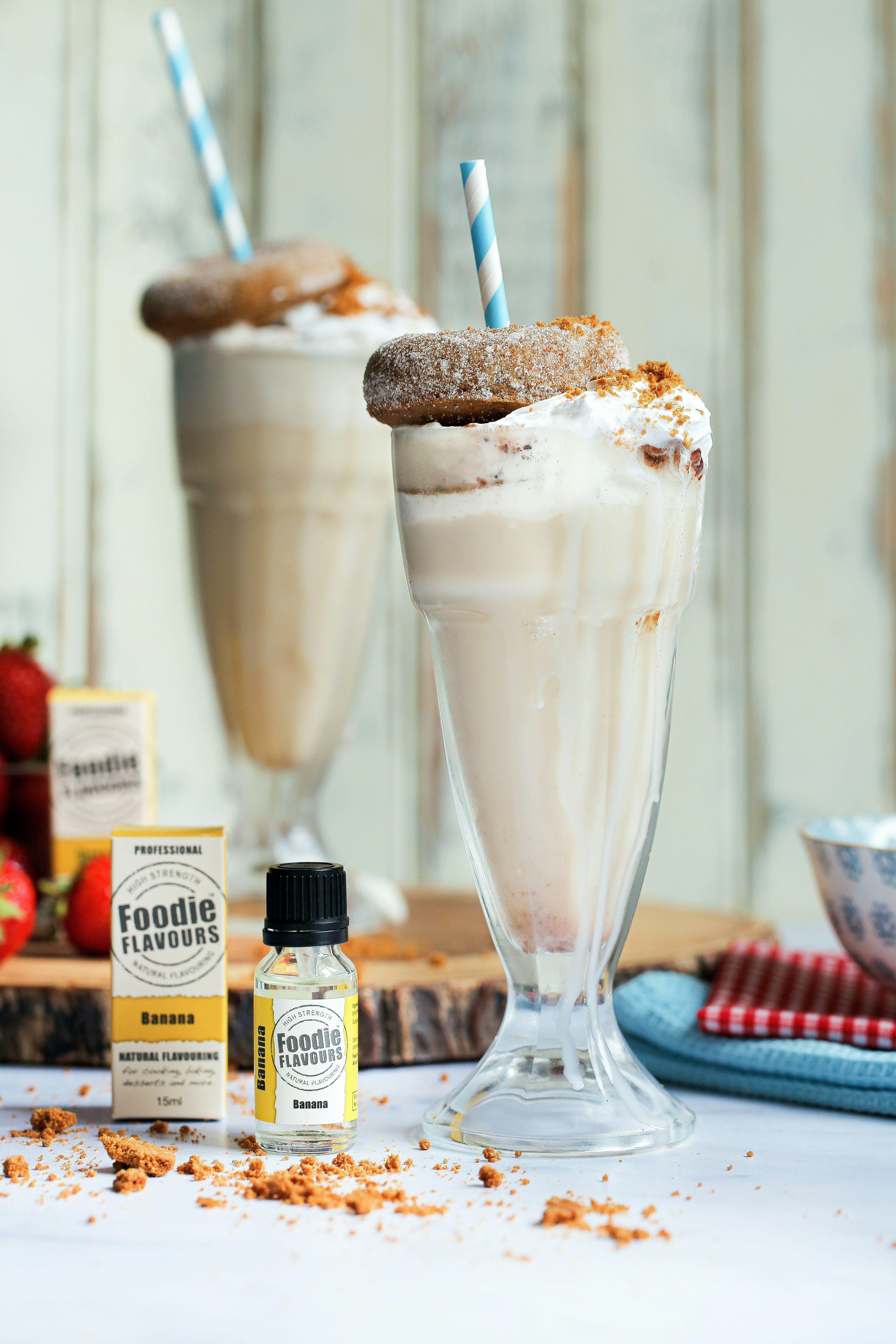 a couple of drinks sitting on top of a table