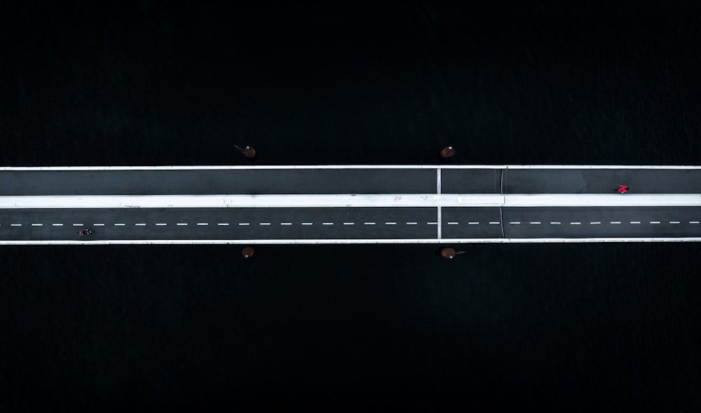 赤い一時停止の標識のある高速道路の俯瞰図