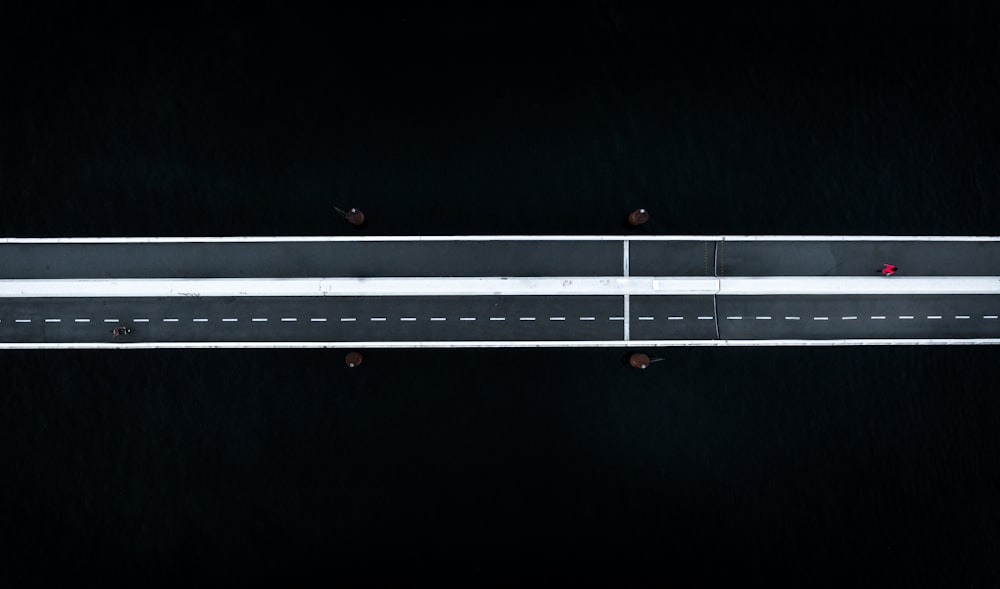 une vue aérienne d’une autoroute avec un panneau d’arrêt rouge