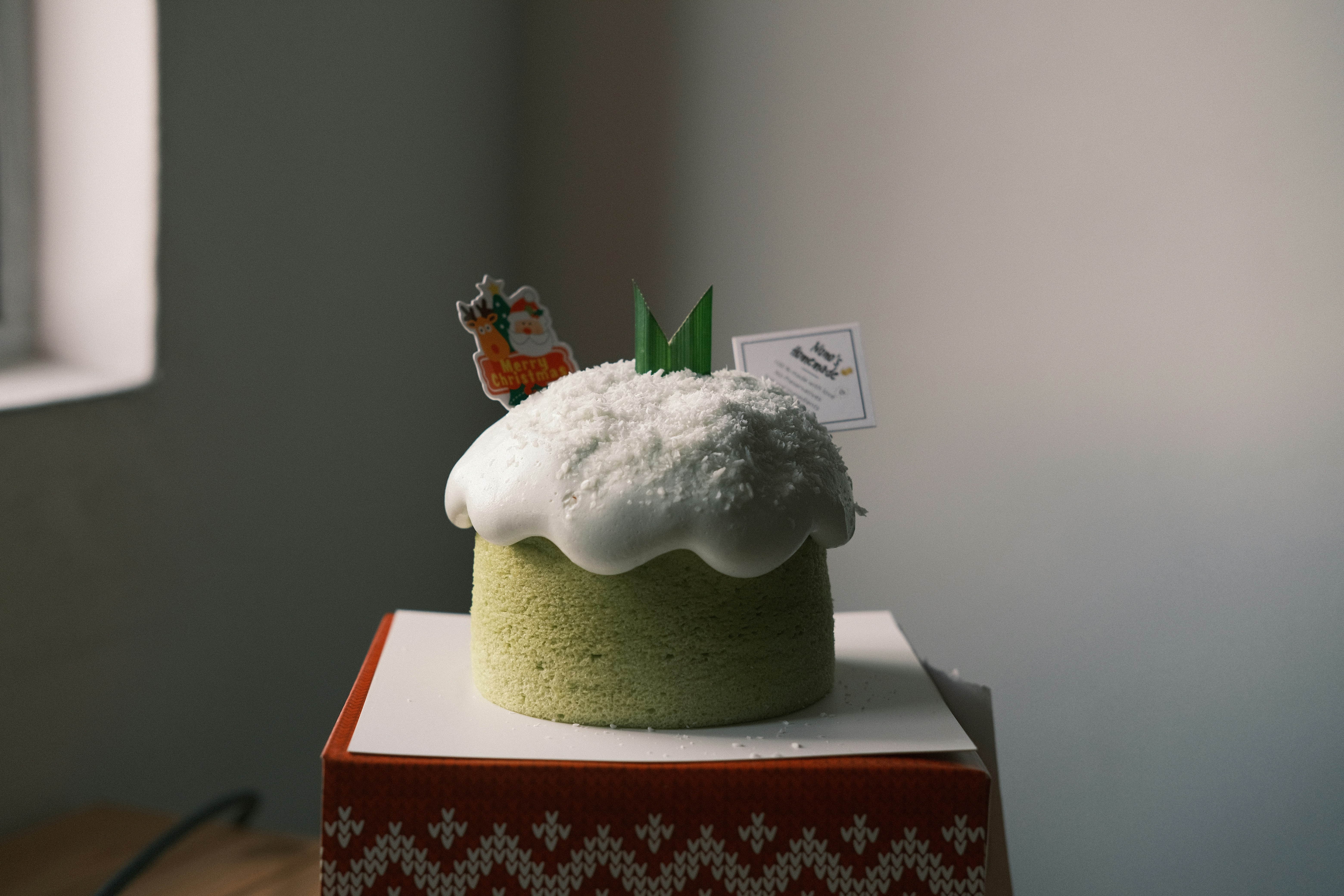 Foto zum Thema Ein grüner Kuchen mit weißem Zuckerguss auf einer ...