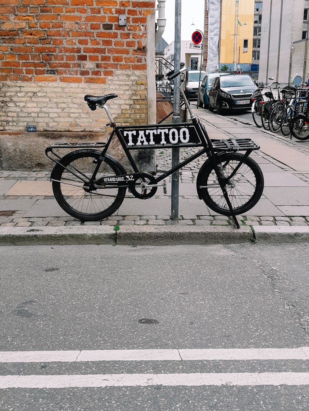 uma bicicleta estacionada ao lado de uma rua