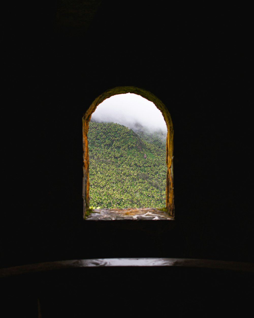 窓越しの山の眺め