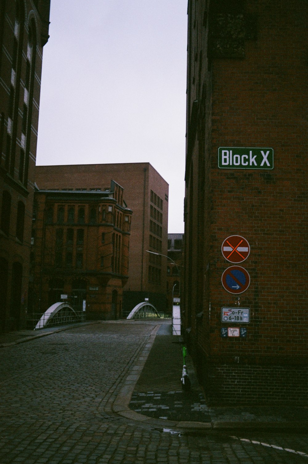 un panneau de signalisation sur le côté d’un bâtiment en briques