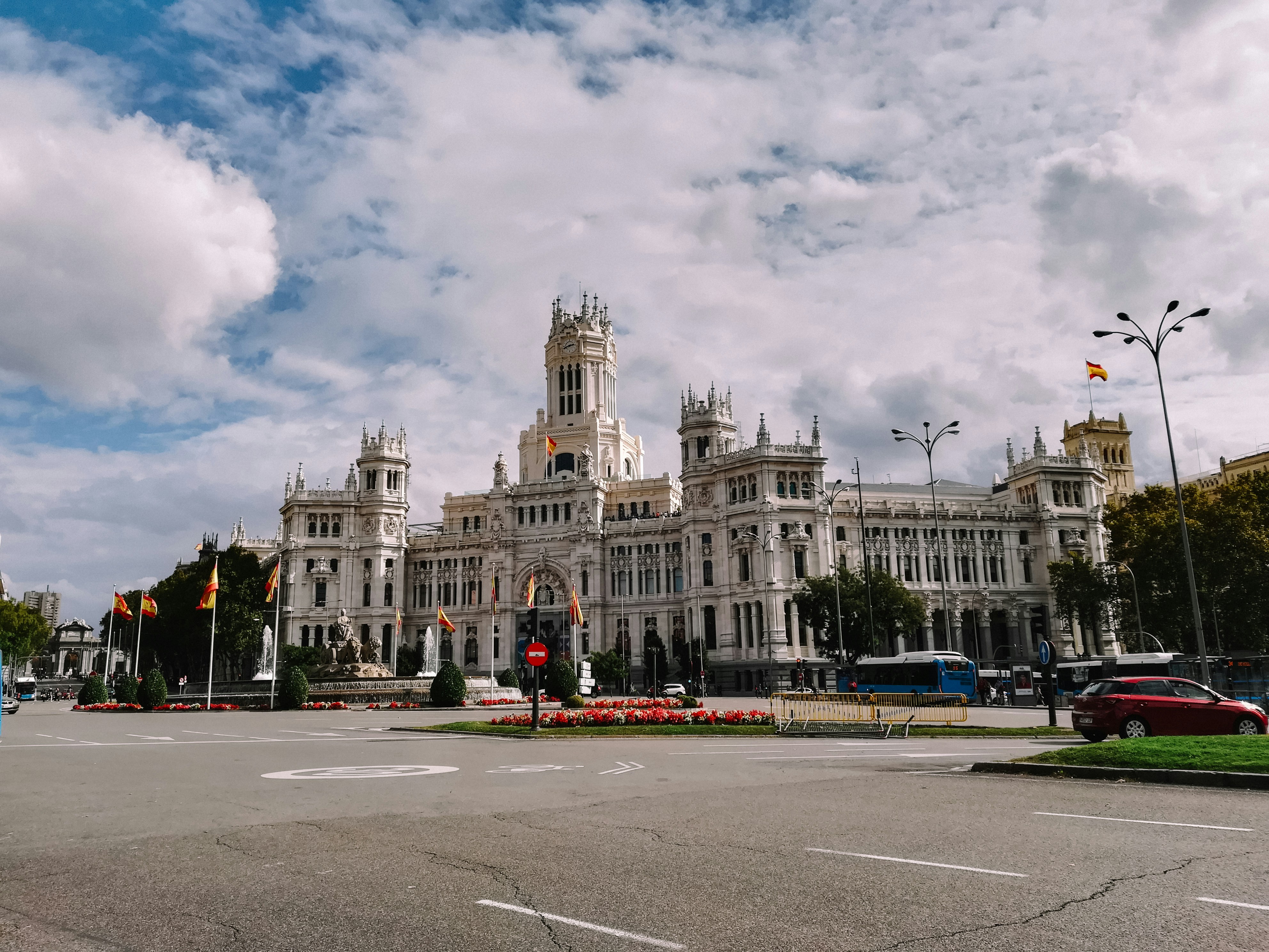 Un gran edificio blanco con una torre del reloj