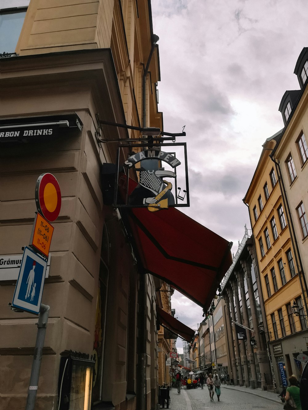 Ein roter Regenschirm, der an der Seite eines Gebäudes hängt