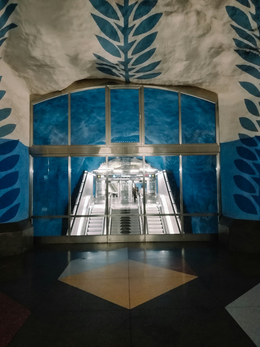 un grand bâtiment bleu et blanc avec un escalier