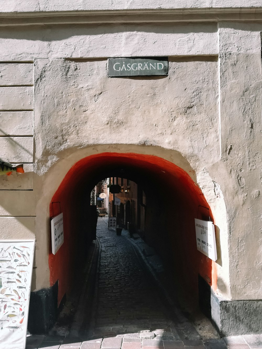 un tunnel avec un panneau sur le côté