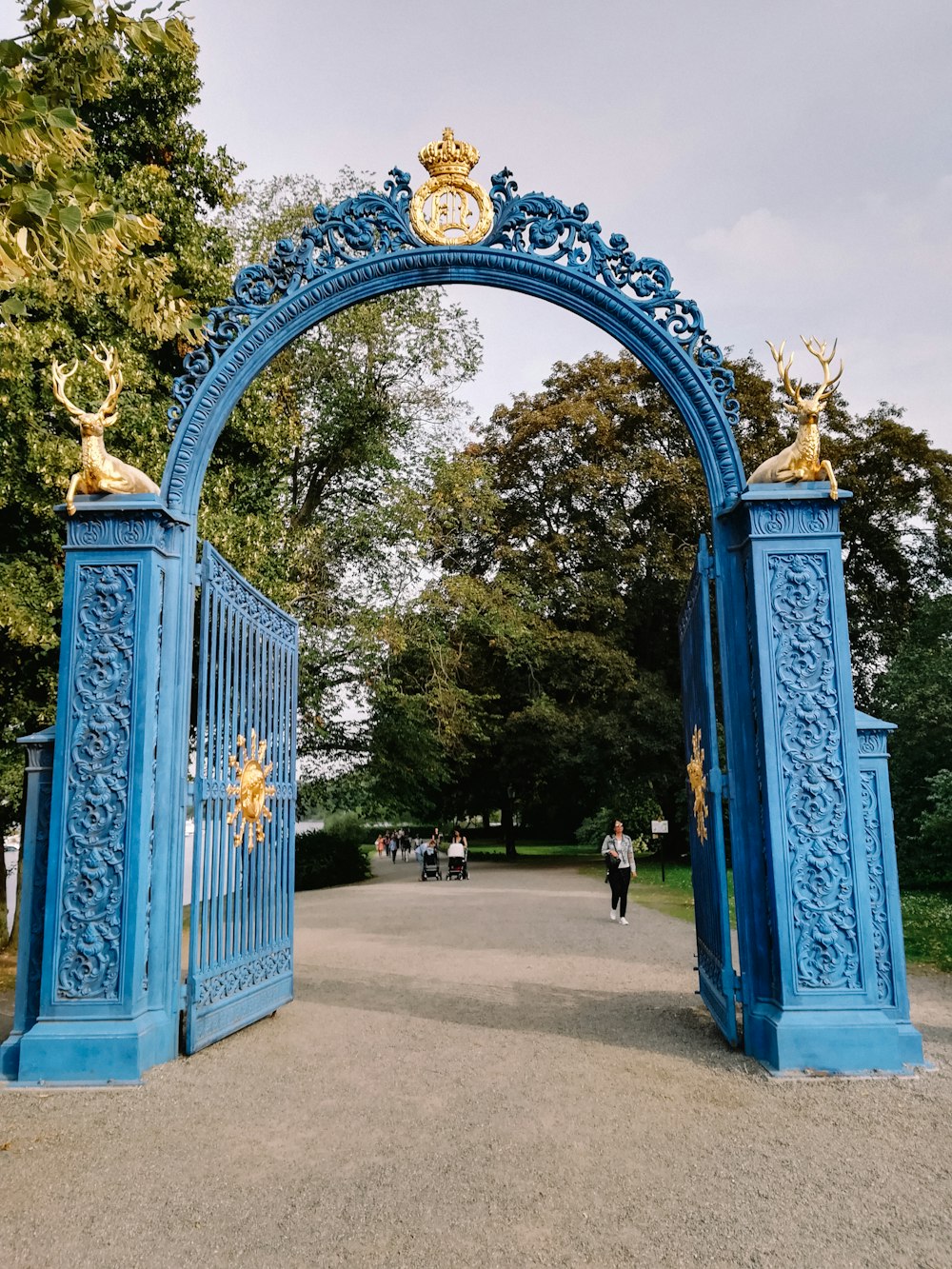 ein blaues Tor mit zwei goldenen Statuen darauf