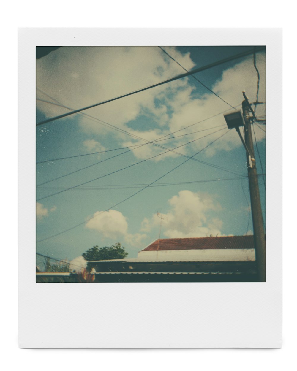Une photo polaroid de lignes électriques et d'un bâtiment photo – Photo  Gris Gratuite sur Unsplash