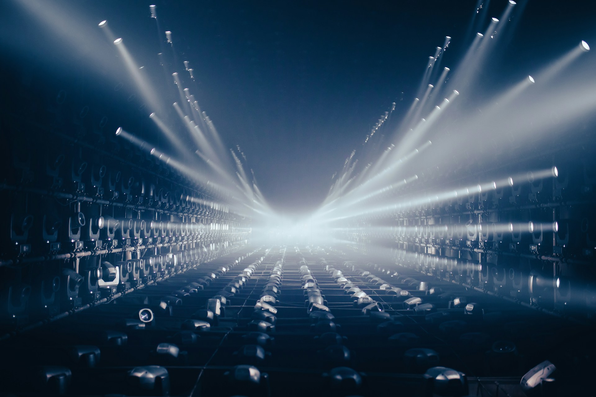 a dark room filled with lots of bright lights