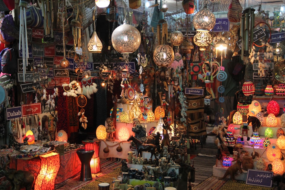 Ein Geschäft mit vielen verschiedenen Arten von Lichtern