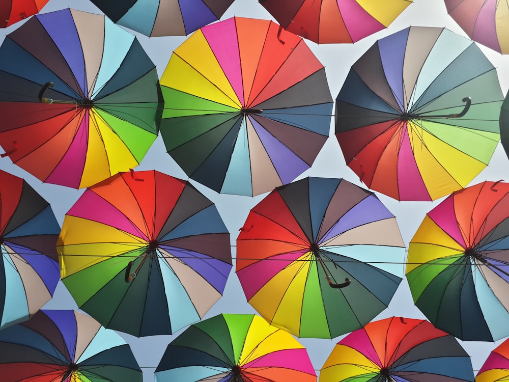 Un grupo de paraguas multicolores colgando de un techo