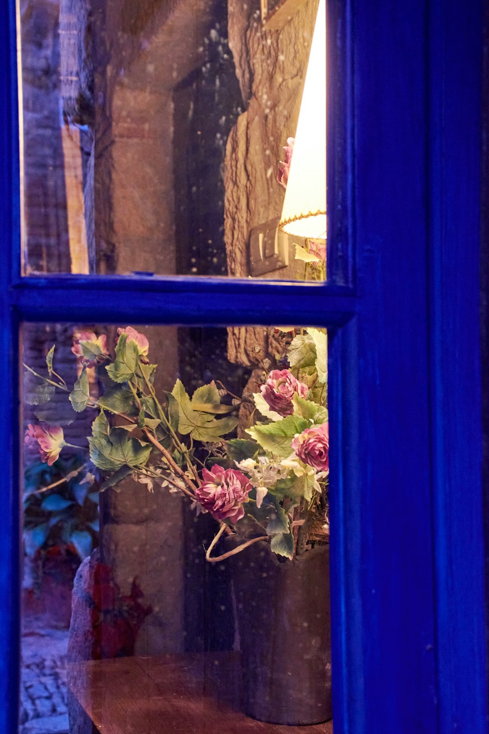 un vase de fleurs posé sur une table en bois