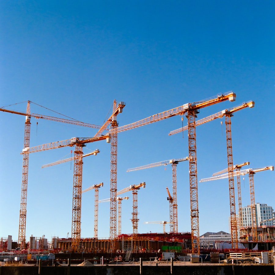 Baustelle mit Kran – Zinswende und Neubaukrise