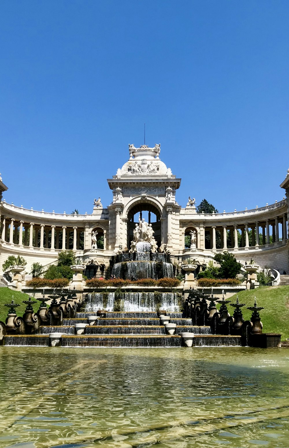 Un gran edificio con una fuente frente a él