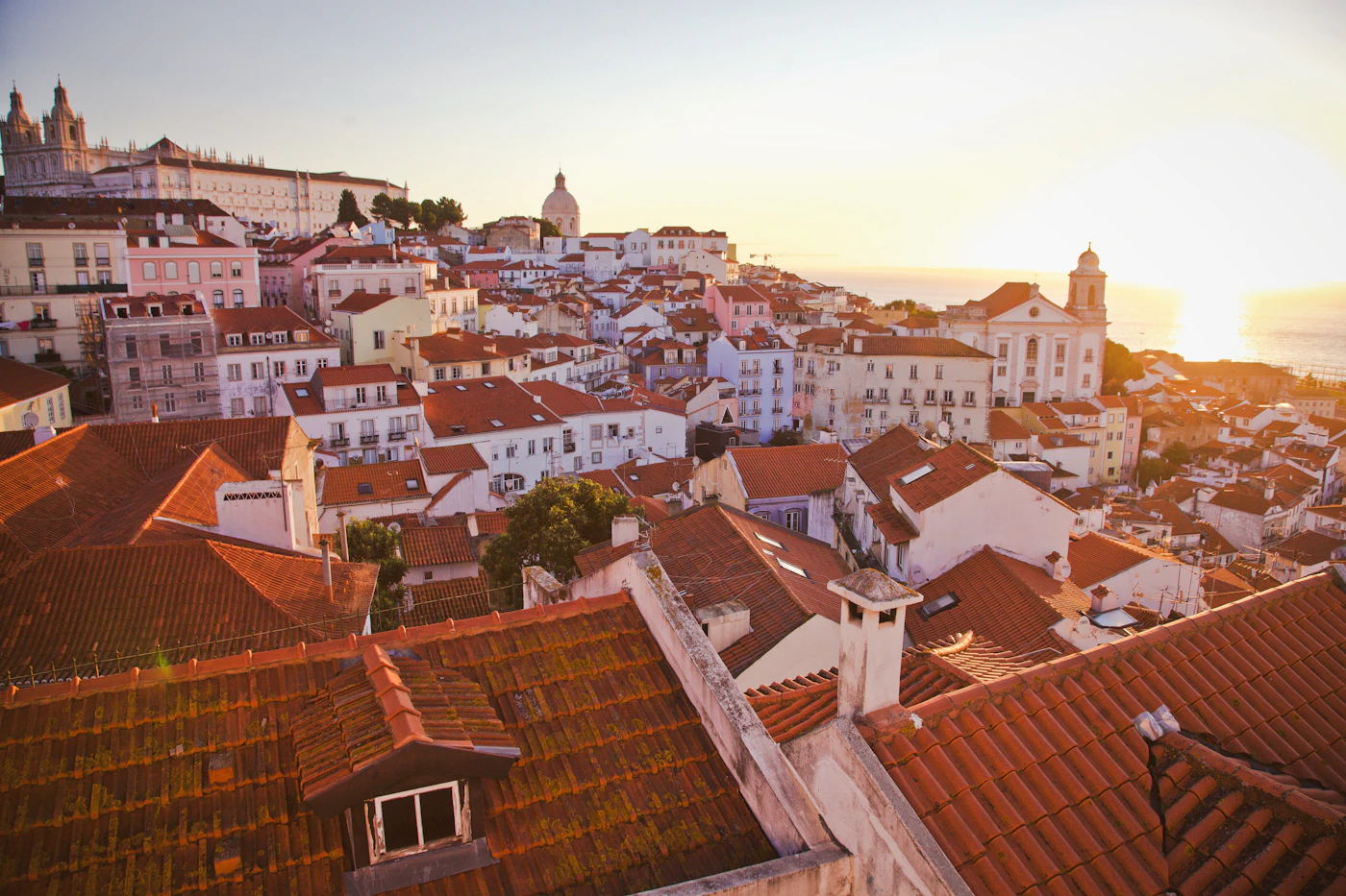 Telhados de Lisboa ao nascer do sol, cidade onde se realiza a diligência na conservatória