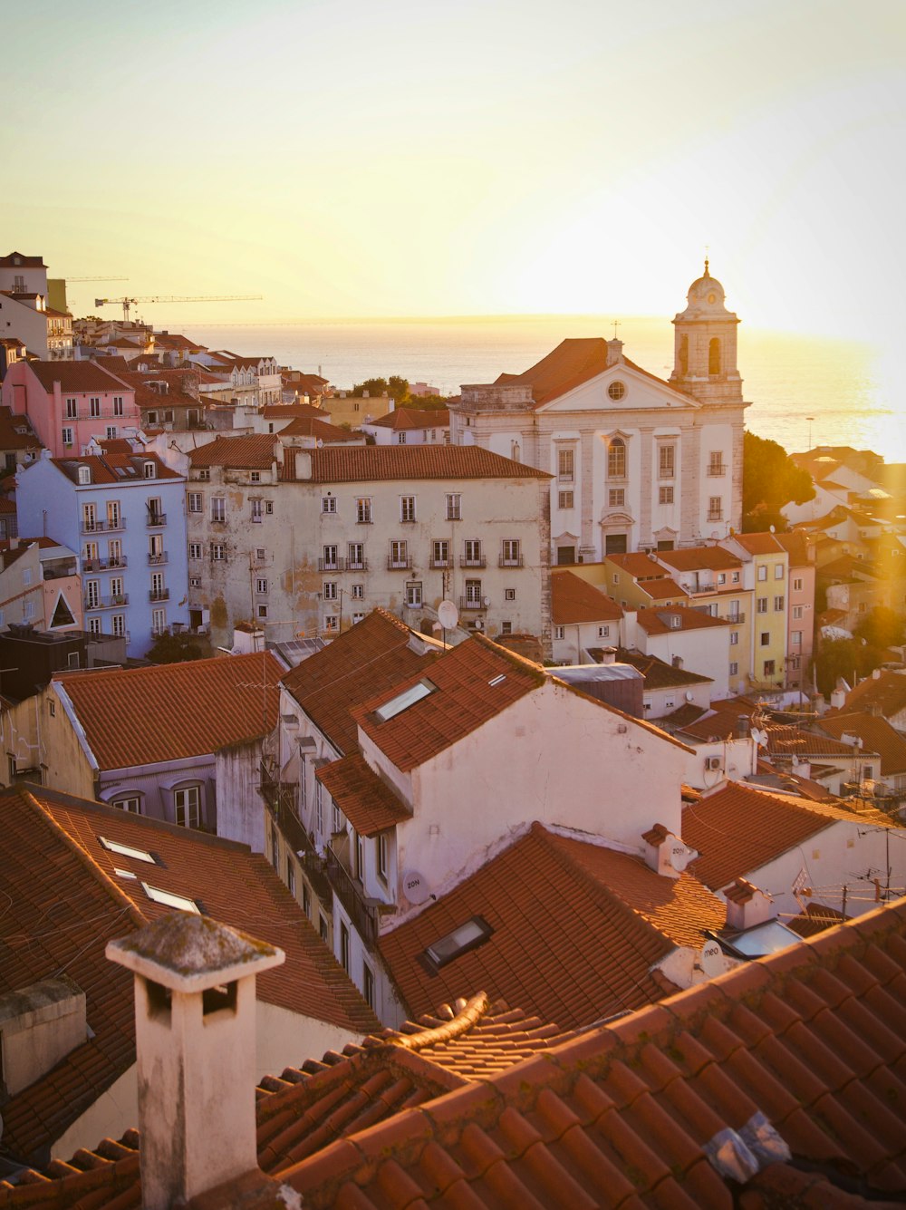 uma vista de uma cidade com telhados e edifícios