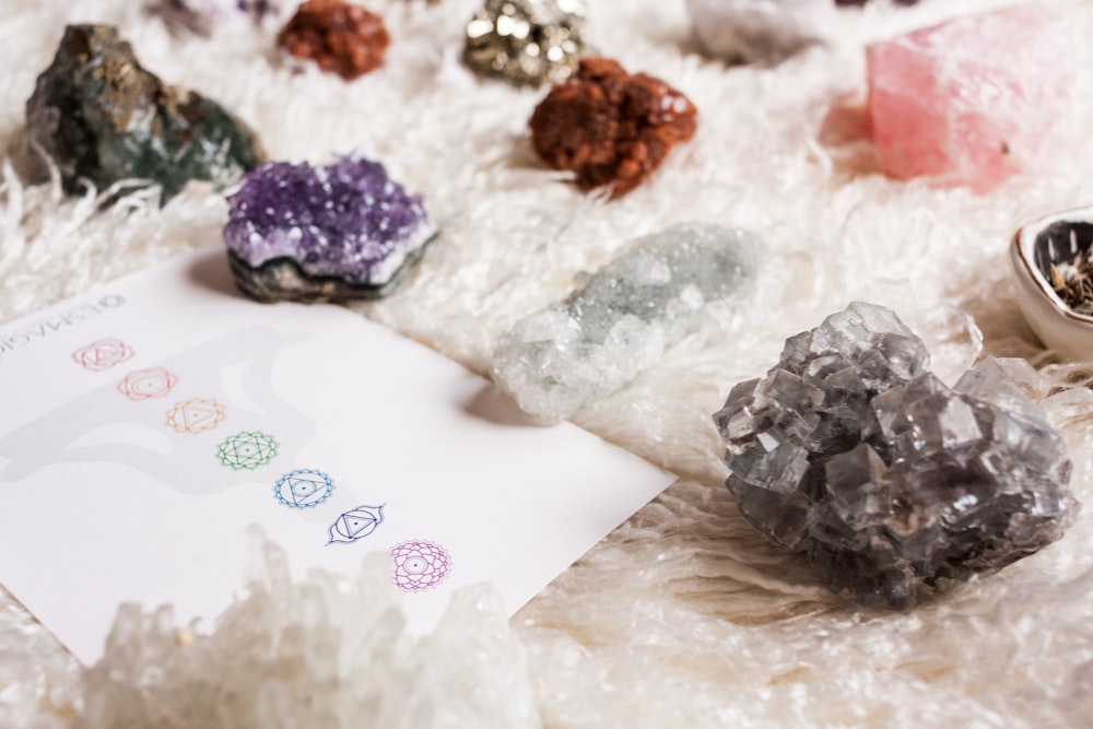 a table topped with lots of different types of rocks