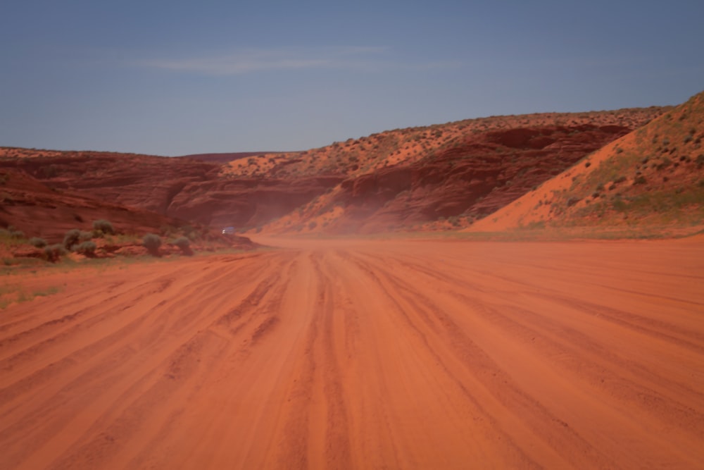 Un chemin de terre au milieu d’un désert