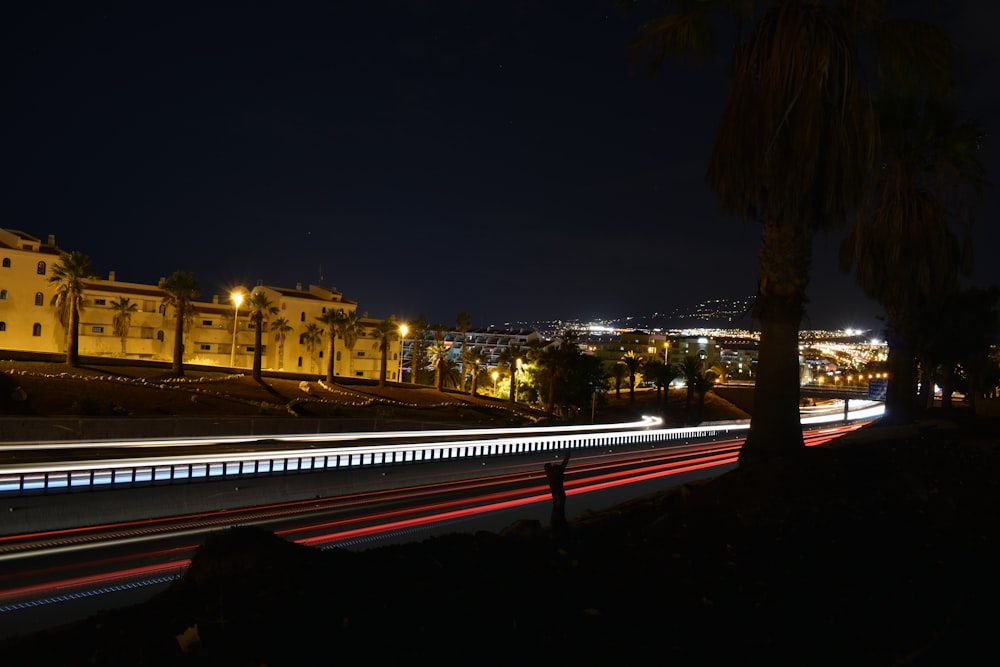 Una foto de larga exposición de una ciudad por la noche