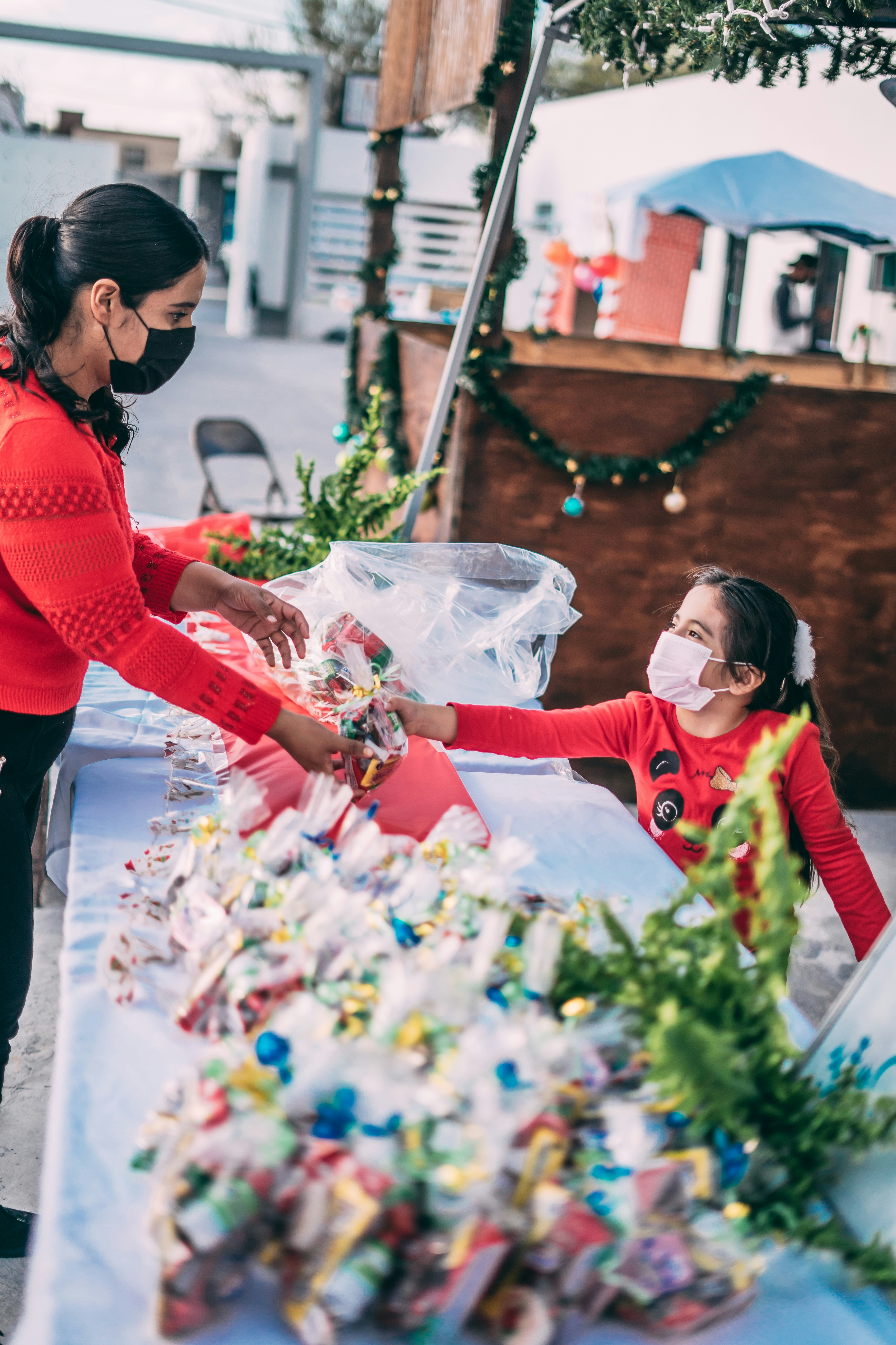 Eine Frau im roten Hemd und ein kleines Mädchen im roten Hemd