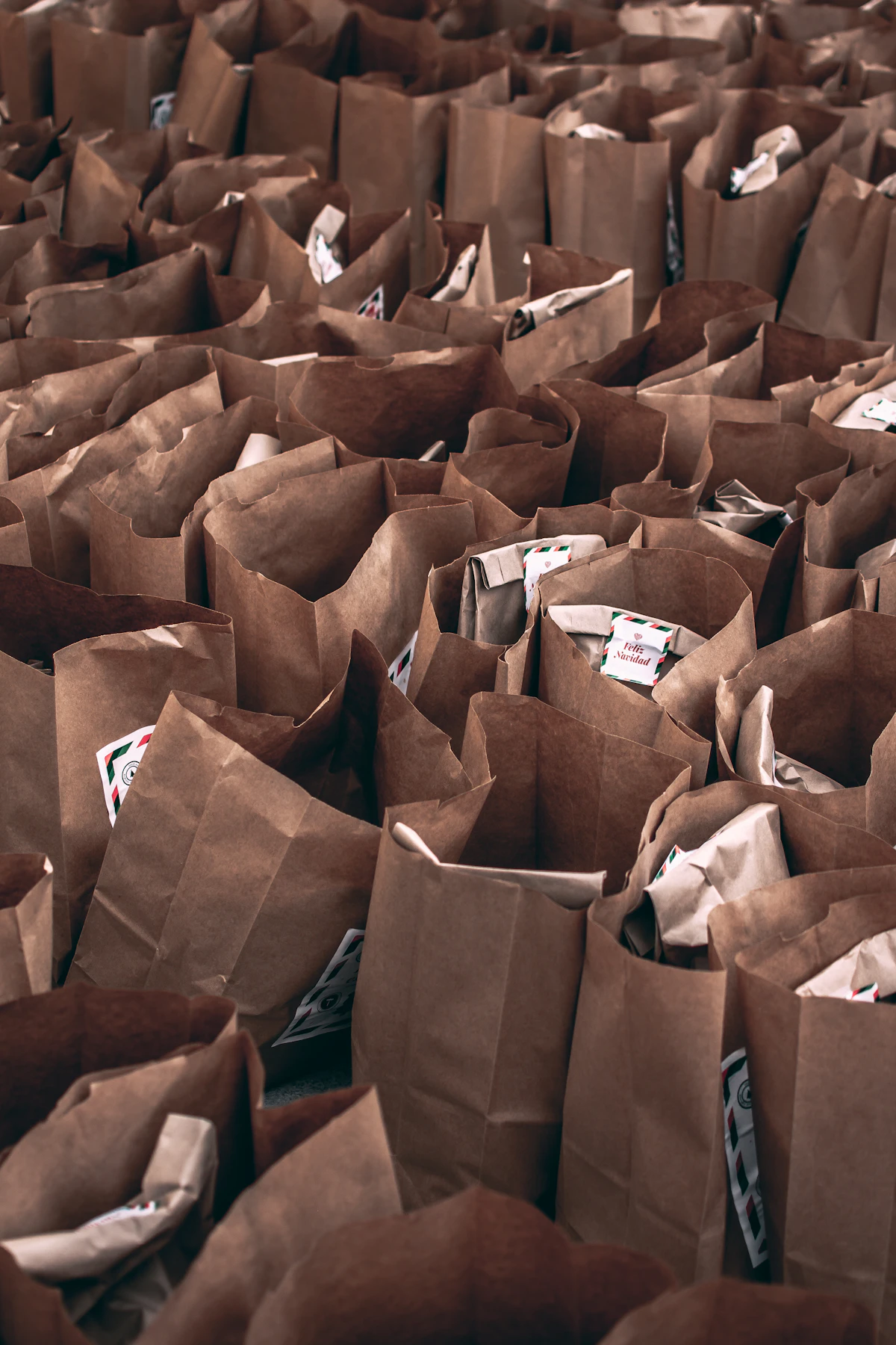 Sacs en papier préparés pour une distribution